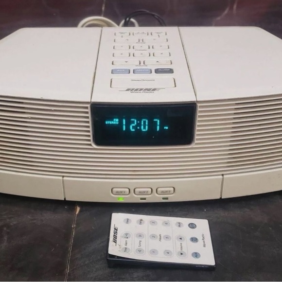Bose Sound wave Compact Radio/CD with Pedastal and Remote. White. - Picture 2 of 3